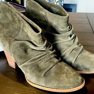 Olive suede Splendid booties size 7 1/2